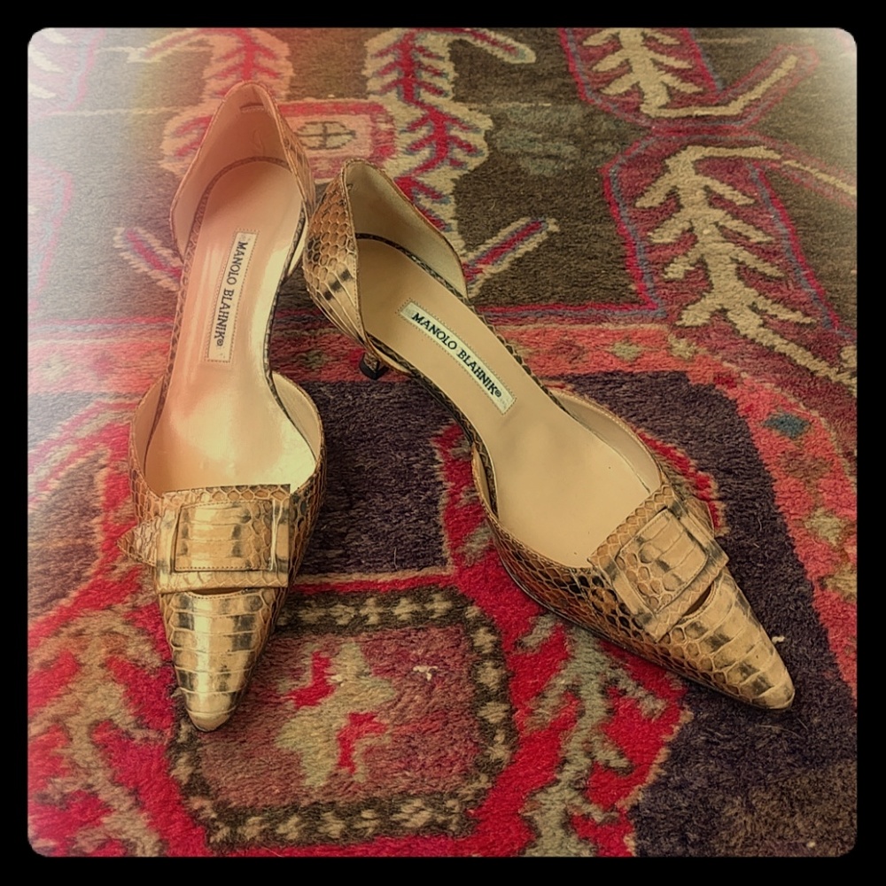 Manolo Blahnik beige snake skin kitten heels sz 38